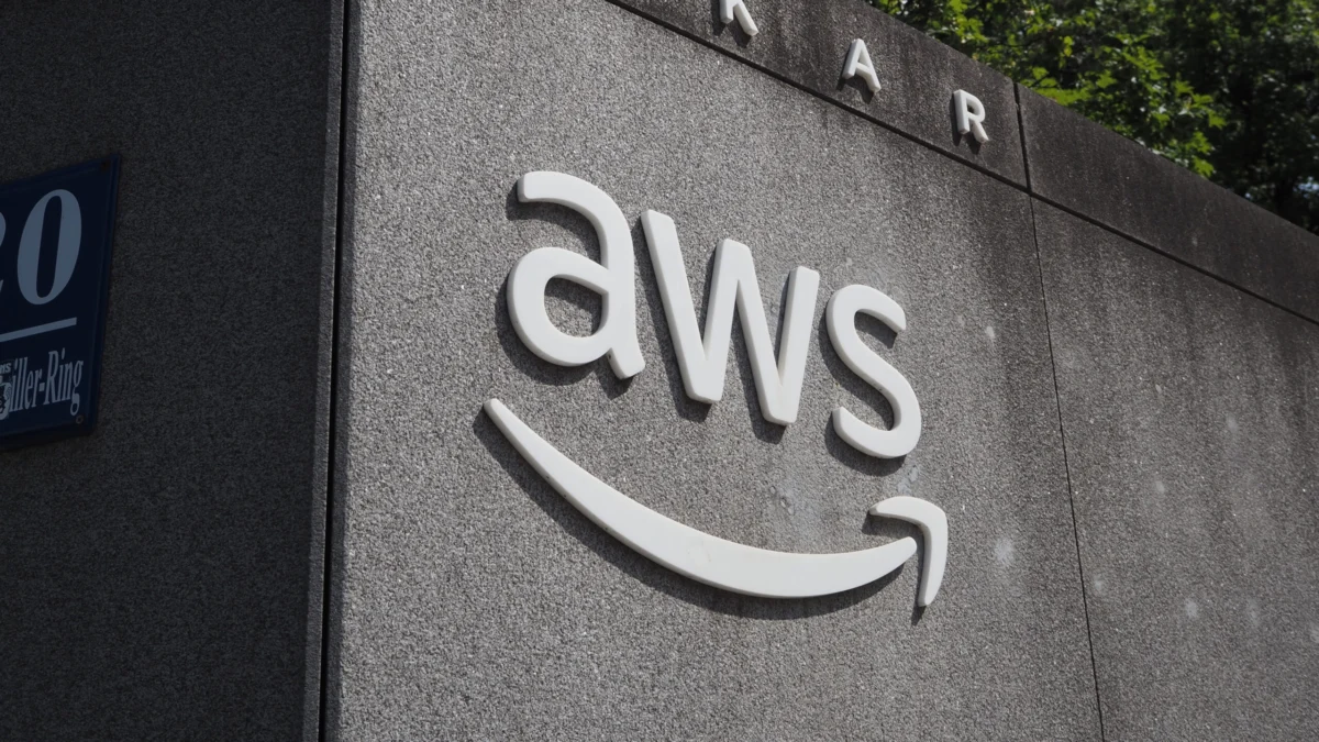 AWS Modernizes Analytics: Redshift RG Instances Unify Data Warehousing and Lakehouse Architectures