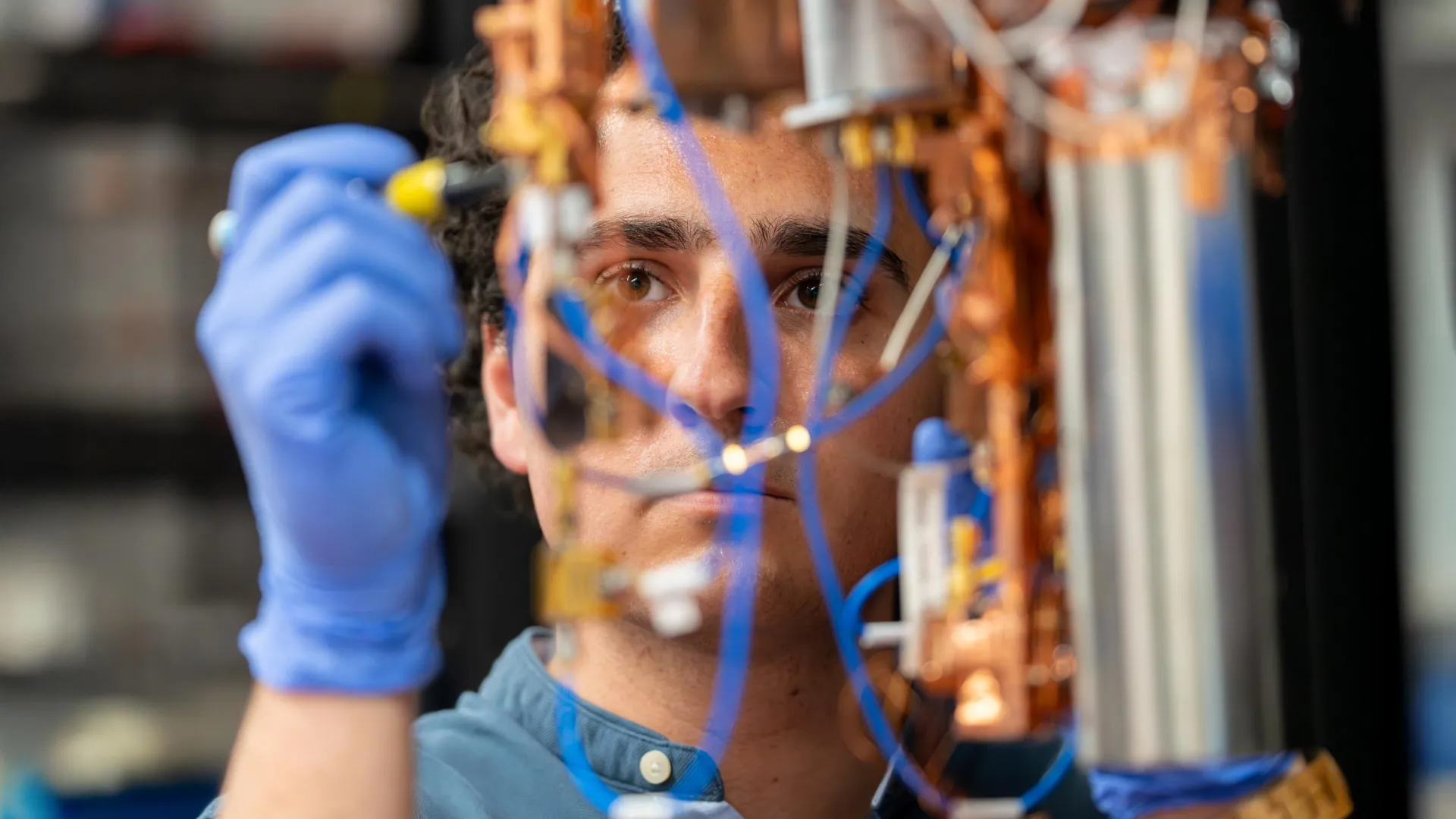 Bridging the Quantum Divide: Researchers Achieve Autonomous Entanglement via a “Quantum Bath”