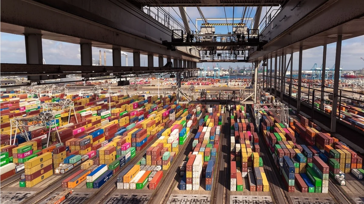 Global Shipping Markets Under Pressure: Container Rates Climb Amidst Capacity Volatility and Shifting Demand