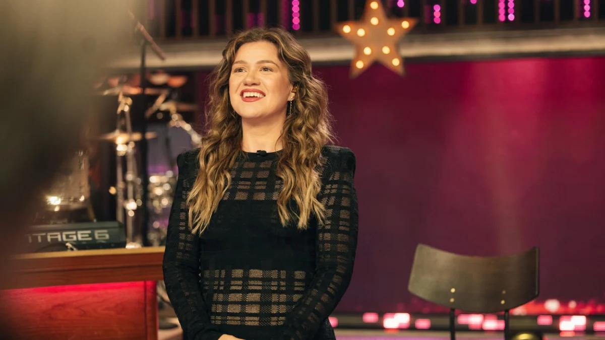 The Bird in the Shop: Inside the Viral Feud Between Kelly Clarkson and Art of Play